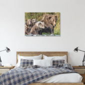 最も可愛い赤ん坊の動物 Kodiak Mama Bear & Cubs | Kodiak Mama キャンバスプリント (インサイチュ (寝室))