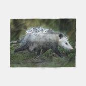 最も可愛い赤ん坊の動物 | Opossum Mom & Kids フリースブランケット (正面(横))