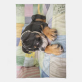 最も可愛い赤ん坊の動物 | Shy Old English Bulldog キッチンタオル (縦)