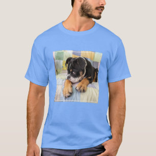 最も可愛い赤ん坊の動物 Shy Old English Bulldog Tシャツ