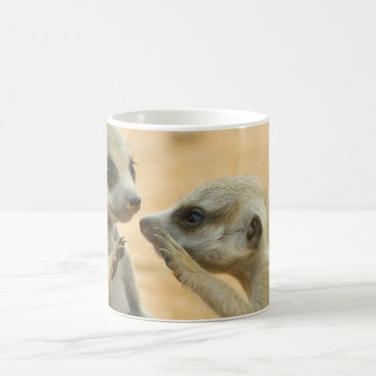 最も可愛い赤ん坊の動物 | Two Young Meerkats コーヒーマグカップ (中央)