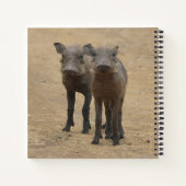 最も可愛い赤ん坊の動物 | Two Young Warthogs ノートブック (裏面)