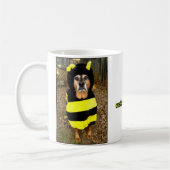 最も悲しい蜂のマグ(プアホワイトの背景と!) コーヒーマグカップ (左)