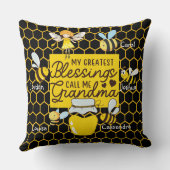 最も愛されたおばあちゃん – 孫の名前 – クイーンビー クッション (裏面)