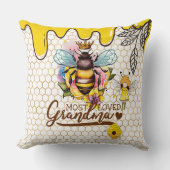 最も愛されたおばあちゃん – 孫の名前 – クイーンビー クッション (正面)