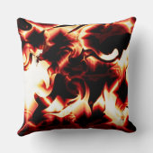 最も暗い赤い背景に彫られた焚き火 クッション (裏面)