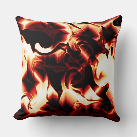 最も暗い赤い背景に彫られた焚き火 クッション (正面)