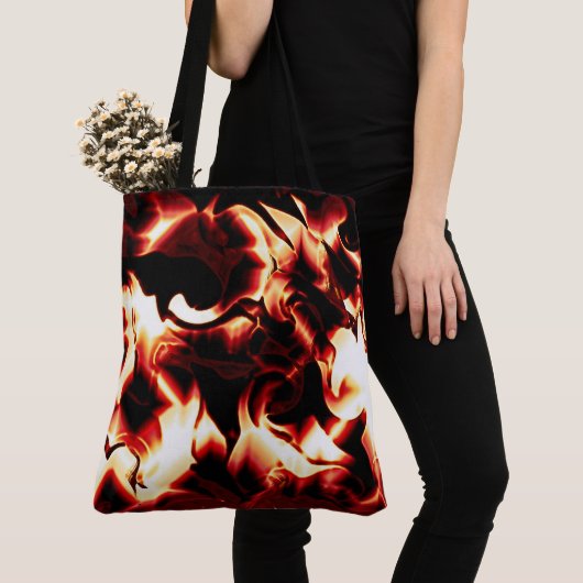 最も暗い赤い背景に彫られた焚き火 トートバッグ (クローズアップ)