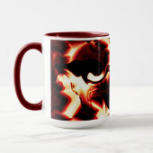 最も暗い赤い背景に彫られた焚き火 マグカップ (左)