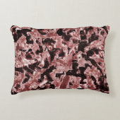 最も暗い赤の上に浮いている銅または岩のブレード アクセントクッション (正面)