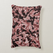 最も暗い赤の上に浮いている銅または岩のブレード アクセントクッション (裏面(縦))