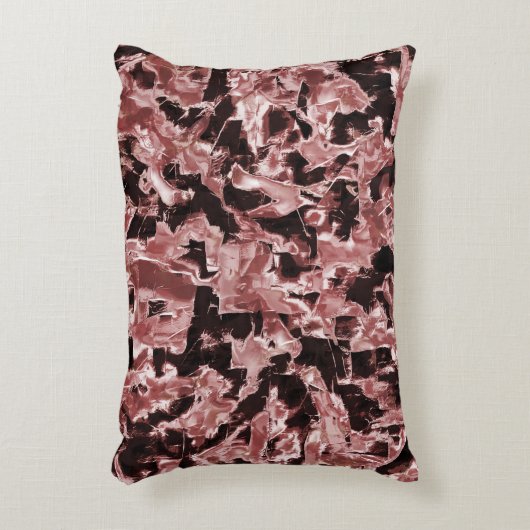 最も暗い赤の上に浮いている銅または岩のブレード アクセントクッション (正面(垂直))