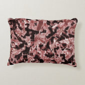 最も暗い赤の上に浮いている銅または岩のブレード アクセントクッション (裏面)