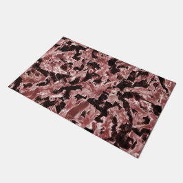 最も暗い赤の上に浮いている銅または岩のブレード ドアマット