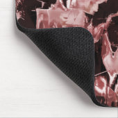 最も暗い赤の上に浮いている銅または岩のブレード マウスパッド (コーナー)