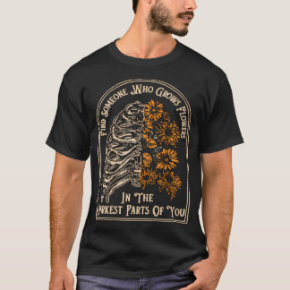最も暗い部分で花を育てる人を見つける Tシャツ