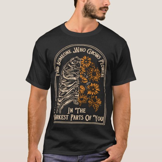 最も暗い部分で花を育てる人を見つける Tシャツ (正面)