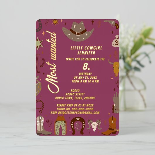 最も望まれている小さなテキサス州女性のカーボーイ誕生日 箔招待状 (立ち正面)