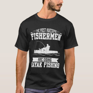 最も漁師素晴らしがカヤック魚釣りをしている Tシャツ