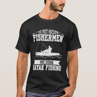 最も漁師素晴らしがカヤック魚釣りをしている Tシャツ