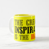 最も素晴らしいインスピレーションは締切のおもしろいなミームです ツートーンマグカップ (正面左)