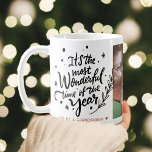 最も素晴らしい時間のフェスティバルクリスマスフォト コーヒーマグカップ<br><div class="desc">このフェスティバルをブラックでパーソナライズ"それは最も素晴らしい年の時間だ"マグの中心にあなたの写真とお気に入りの一緒に。人生で特別カスタムな人と文字でパーソナライズ。</div>