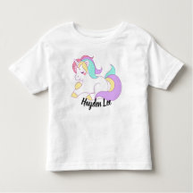 最下のユニコーン及び星のプリントの幼児のTシャツを波立たせて下さい