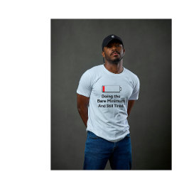 最低限のことやってるのに疲れた 冴えないユーモア Tシャツ
