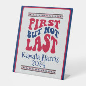 最初だが最後ではないハリスの選挙 台座サイン (正面)