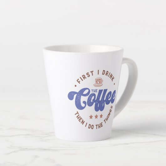 最初にコーヒーの皮肉なおもしろい引用文 カフェラテマグ (右アングル)