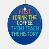 最初にコーヒーを飲み、その後に教え歴史を読む セラミックオーナメント (左)