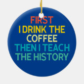 最初にコーヒーを飲み、その後に教え歴史を読む セラミックオーナメント (裏面)