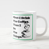 最初にコーヒーを飲み、次にマグを飲む ジャンボコーヒーマグカップ (右)