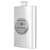 最初にパドルで開く フラスク (左)