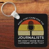 最初に彼ら来は記者たちのために キーホルダー (正面)