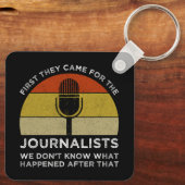 最初に彼ら来は記者たちのために キーホルダー (裏面)