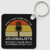 最初に彼ら来は記者たちのために キーホルダー (裏面)