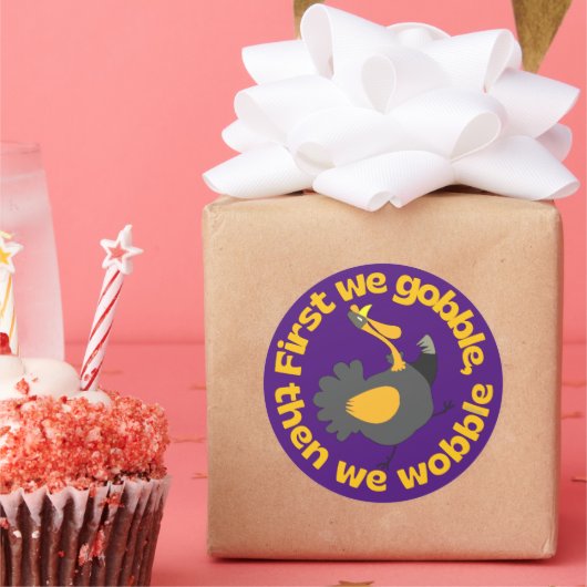 最初に私たちはガブルし、次に私たちは感謝の気持ちをおもしろいぐらつく ラウンドシール (パーティー)