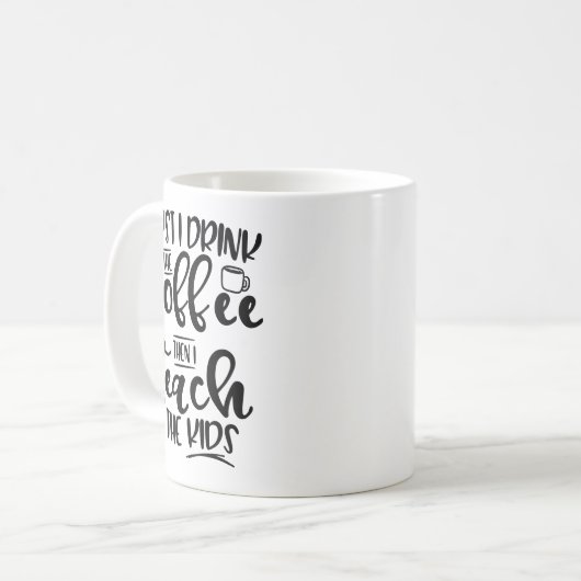 最初に私はコーヒーを飲みますそれから私が子供を教える コーヒーマグカップ (正面左)