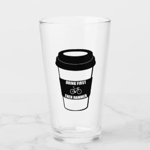 最初に飲み、次にハンマー タンブラーグラス