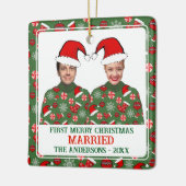 最初のおもしろいメリークリスマスの醜い結婚したセーター セラミックオーナメント (左)