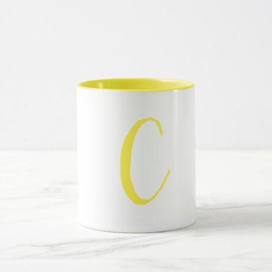 最初のイニシャル マグカップ (中央)