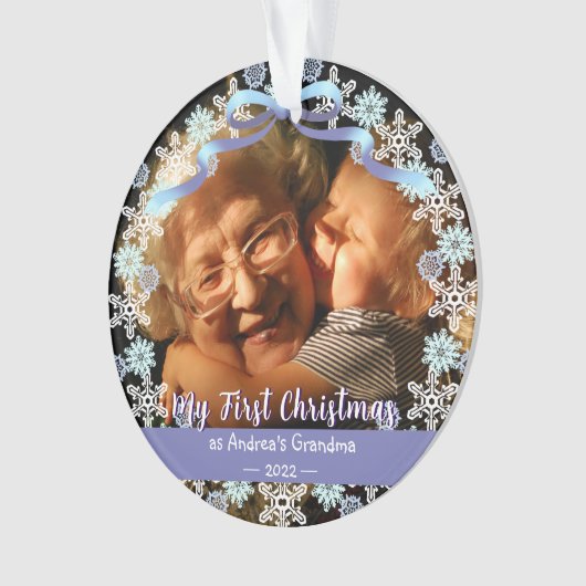 最初のクリスマスおばあちゃんスノーフレークスリボンライトブルー オーナメント (正面)