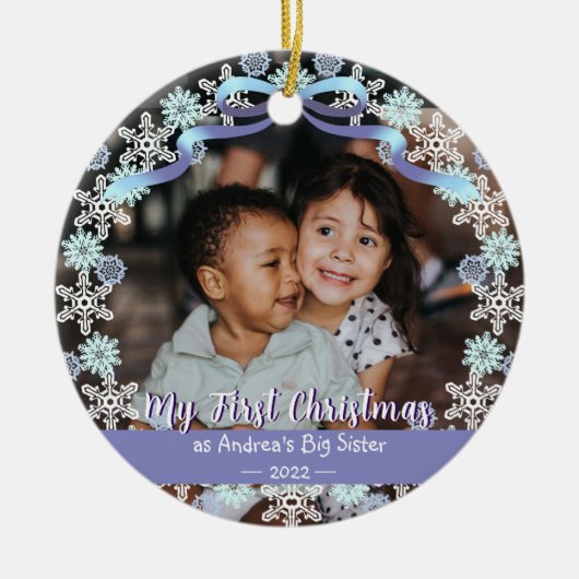 最初のクリスマスおばあちゃんスノーフレークスリボンライトブルー セラミックオーナメント (正面)