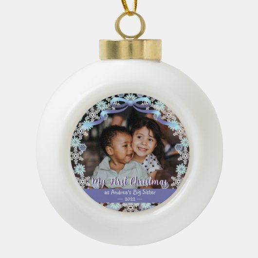 最初のクリスマスおばあちゃんスノーフレークスリボンライトブルー セラミックボールオーナメント (正面)