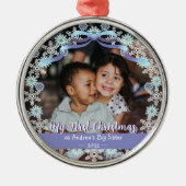 最初のクリスマスおばあちゃんスノーフレークスリボンライトブルー メタルオーナメント (正面)