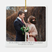 最初のクリスマスのカスタマイズ可能な婚約済み最小限の写真 セラミックオーナメント (裏面)