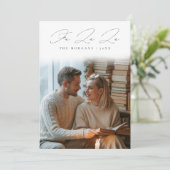 最初のクリスマスを記念する ファ・ラ・ラ スクリプト おしゃれな カップル ホリデー カード (スタンド正面)