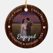 最初のクリスマスエンゲージメントRustic Faux Wood 2の写真 セラミックオーナメント (裏面)