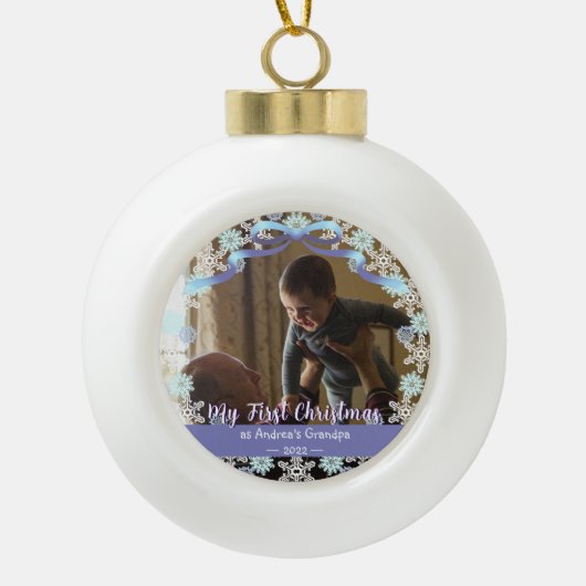 最初のクリスマスグランドパライトブルーパープルトーンスノー セラミックボールオーナメント (正面)